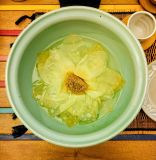 Frisch bereitete Lotusblüte für einen klaren, aromatischen Tee