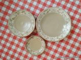 Traditionelles koreanisches Tellerset aus Neuta-Il Keramik mit Pfingstrosenrelief (3-teilig)
