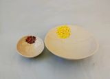 Keramikschale mit gelber Blüte