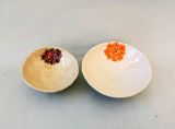 Florale Keramikschale in Cremeweiß mit orangefarbener Blüte